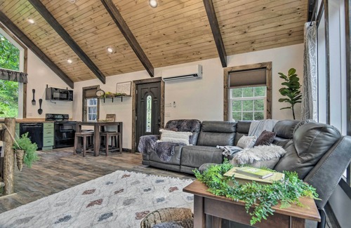 Delta Cabin | Pet-Friendly Delta Cabin with Private Hot Tub & Spa