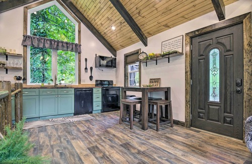 Delta Cabin | Pet-Friendly Delta Cabin with Private Hot Tub & Spa