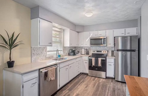 North Central Omaha House | Pet-Friendly Duplex with King Bed and 10/10 Guest Rating