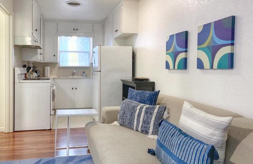 Greater South River City House | Pet-Friendly Duplex with Shared Yard in Historic Travis Heights