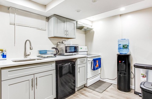 Alden Manor Apartment | Pet-Loving Getaway: Elmont Apartment Near NYC!