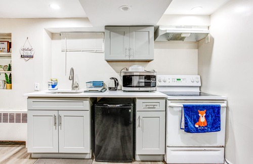 Alden Manor Apartment | Pet-Loving Getaway: Elmont Apartment Near NYC!