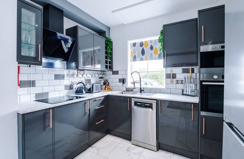 Bispham House | Family-Friendly Retreat: Pet Welcoming & Sleeps 8 Comfortably