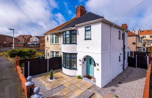 Bispham House | Family-Friendly Retreat: Pet Welcoming & Sleeps 8 Comfortably