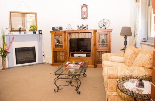 Kimba House | Pet-Friendly Family Accommodation with Hot Tub & Spa