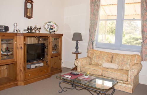 Kimba House | Pet-Friendly Family Accommodation with Hot Tub & Spa