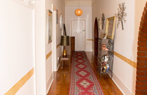 Kimba House | Pet-Friendly Family Accommodation with Hot Tub & Spa