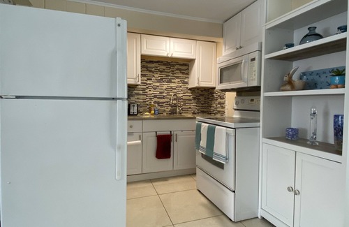 Naples Park House | Cozy Cottage by the Beach - Pet Friendly & Oceanfront Retreat