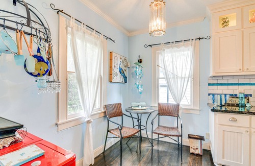 San Jacinto House | Pet-Friendly Bungalow Steps from Galveston Beach!