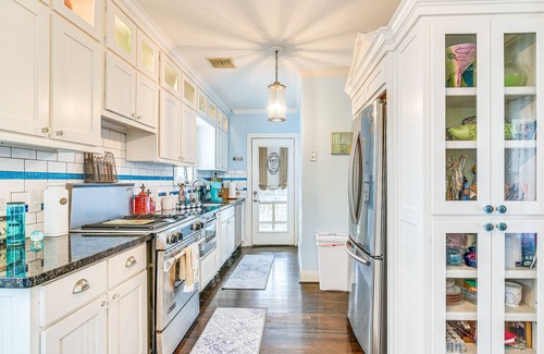San Jacinto House | Pet-Friendly Bungalow Steps from Galveston Beach!