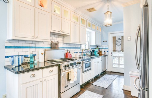 San Jacinto House | Pet-Friendly Bungalow Steps from Galveston Beach!