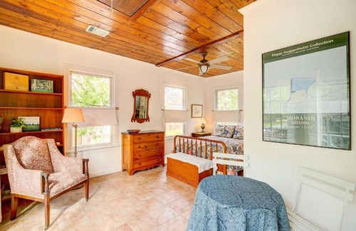 Woodland Heights Apartment | Pet-Friendly Garden Studio with Perfect Guest Rating!
