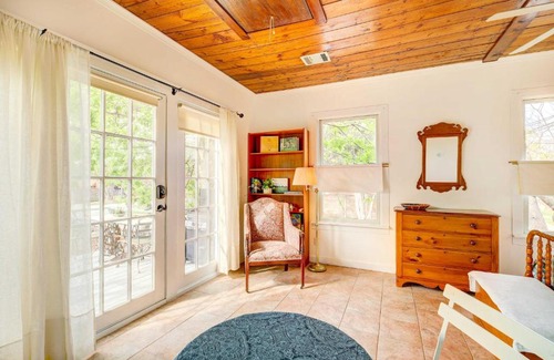 Woodland Heights Apartment | Pet-Friendly Garden Studio with Perfect Guest Rating!