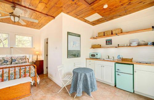 Woodland Heights Apartment | Pet-Friendly Garden Studio with Perfect Guest Rating!