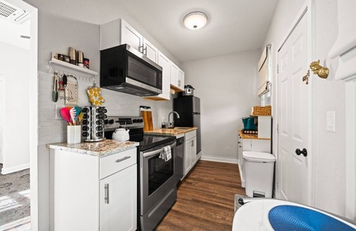 Hot Springs House | Cozy Spring Bungalow: Downtown Getaway with Spa & Breakfast