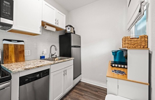 Hot Springs House | Cozy Spring Bungalow: Downtown Getaway with Spa & Breakfast
