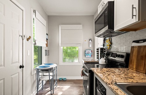 Hot Springs House | Cozy Spring Bungalow: Downtown Getaway with Spa & Breakfast