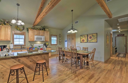 Glen Rose House | Pet-Friendly Glen Rose Retreat with Screened Deck & Kitchen