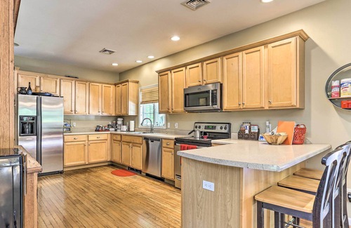 Pine Bush House | Discover Grand Pine Bush Retreat: Pet-Friendly Getaway!