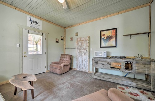 Harper Cottage | Pet-Friendly Harper Farmhouse with Expansive Deck Retreat