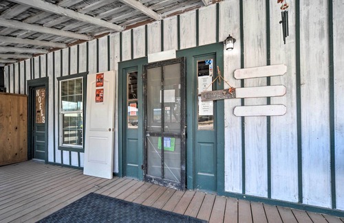 Harper Cottage | Pet-Friendly Harper Farmhouse with Expansive Deck Retreat