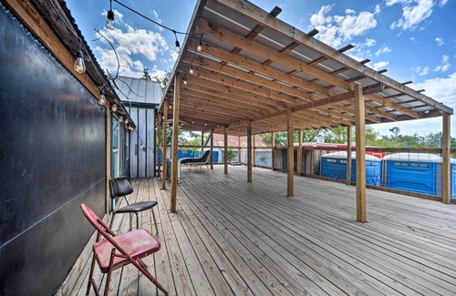 Harper Cottage | Pet-Friendly Harper Farmhouse with Expansive Deck Retreat