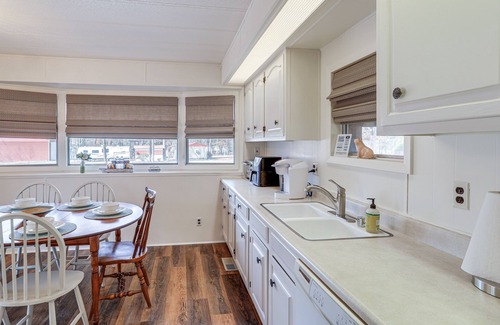 Higden House | Pet-Friendly Higden Retreat Near Marina with Spa & Breakfast