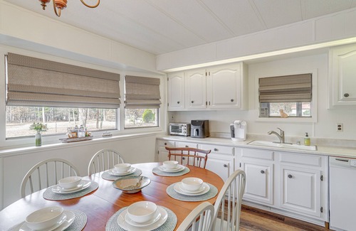 Higden House | Pet-Friendly Higden Retreat Near Marina with Spa & Breakfast