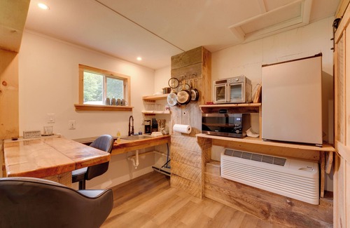 Hillsgrove Cottage | Pet-friendly Hillsgrove Cabin w/Community Perks!