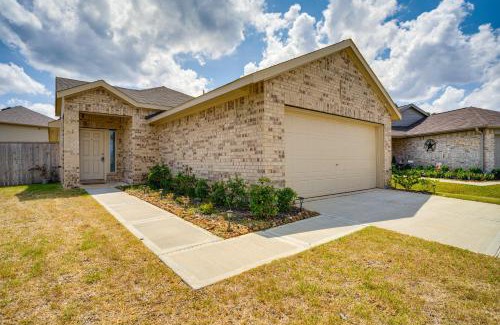 New Caney House | Pet-Friendly Home about 4 Mi to Big Rivers Water Park!