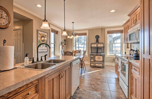 Manhattan House | Top-Rated Pet-Friendly Getaway in Manhattan with Fire Pit
