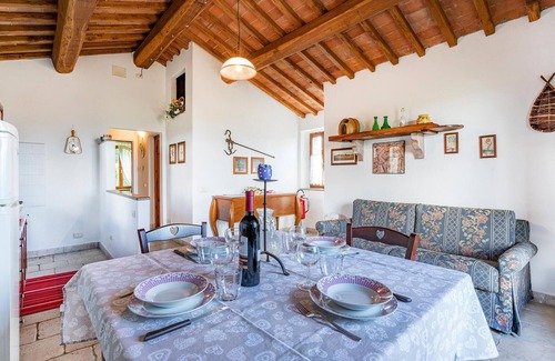 Volterra House | Cozy 1 Bedroom Stay in Volterra with Pool & Spa Access