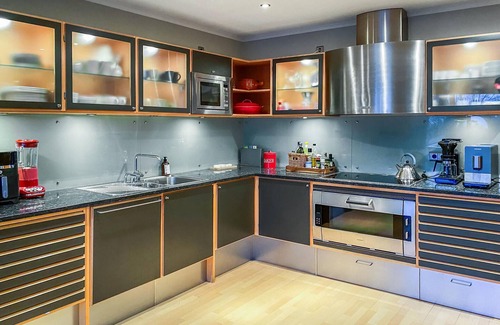 Alesund House | Comfortable 2 Bedroom Stay in Ålesund with Spa & Breakfast