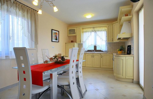 Valbandon House | Ideal Oceanfront Getaway for Up to 10 Guests