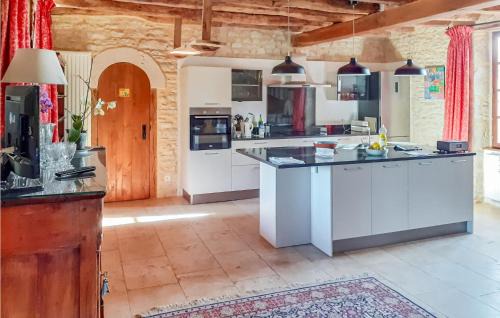 Gindou House | Cozy Pet Friendly Retreat in Gindou with Kitchen Access