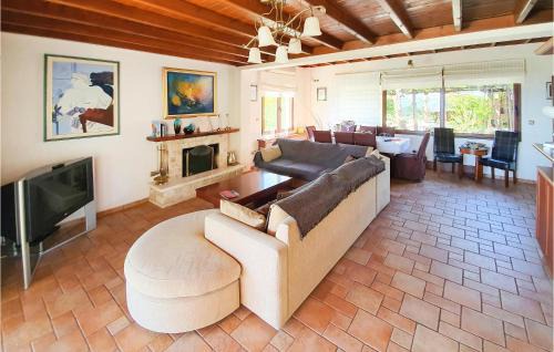 Kato Diminio House | Comfortable Kiato Retreat with Wifi and Pool Access