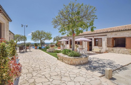 Modica House | Cozy 2 Bedroom Retreat in Scenic Modica with Pool