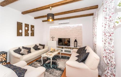 Drnis House | Pet-Friendly Getaway in Pakovo Selo with WiFi & Pool