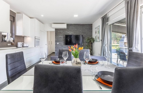 Fazana House | Cozy Oceanfront Retreat with Spa & Hot Tub Near the Sea