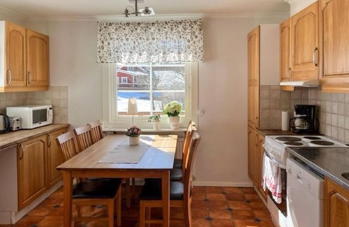 Otterstad House | Cozy Cottage with Lake View and Spa Amenities in Vänern