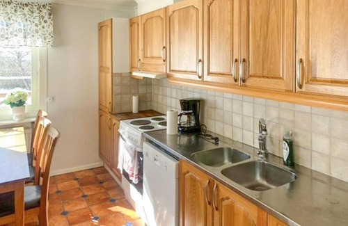 Otterstad House | Cozy Cottage with Lake View and Spa Amenities in Vänern