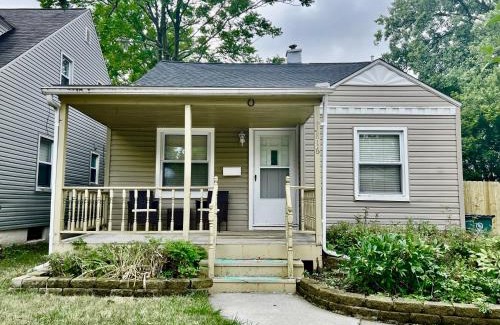 Royal Oak House | Cozy Pet-Friendly Home with Backyard in Royal Oak