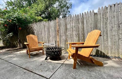 Royal Oak House | Cozy Pet-Friendly Home with Backyard in Royal Oak