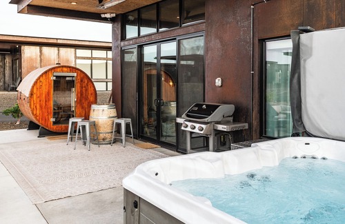 Quincy House | Pet-Friendly Spa Retreat with Hot Tub & Sauna by The Gorge