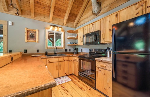 Unionville Cabin | Discover Southern Indiana at Lemon Ridge Lodge - Pet Friendly!