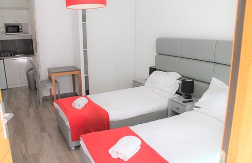 Eguilles Hotel | Pet-Friendly Hotel in the South of France! Enjoy the Pool, with Free Parking