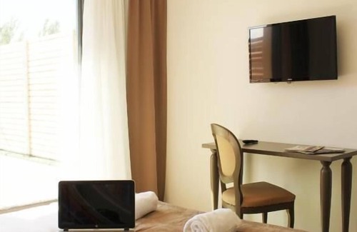 Eguilles Hotel | Pet Friendly Hotel in Aix-en-Provence! Outdoor Pool, Free Parking