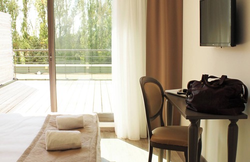 Eguilles Hotel | Pet Friendly Hotel in Aix-en-Provence! Outdoor Pool, Free Parking