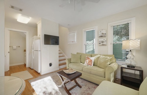 Seaside Cottage | Pet-Friendly Cottage Just Steps from Seaside Beach