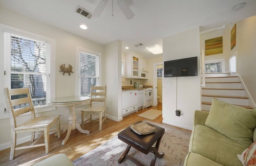 Seaside Cottage | Pet-Friendly Cottage Just Steps from Seaside Beach